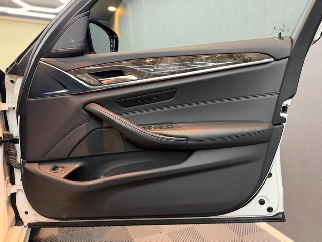 5シリーズ 523d Mスポーツ パノラマガラスサンルーフ アクティブクルーズ 純正ナビ フルセグTV トップビュー+サイドビュー harman/kardon パワートランク ヘッドアップディスプレイ LED ETC ドラレコ(22枚目)