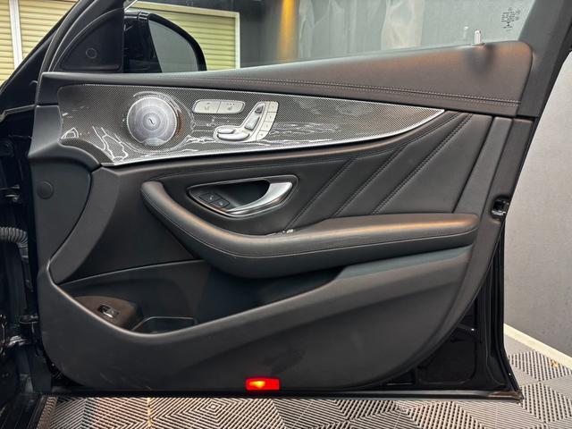 Ｅクラス Ｅ４３　４マチック　レーダーセーフティパッケージ　ヘッドアップディスプレイ　黒レザーシート　純正ナビ　３６０°カメラ　パワーシート　シートヒーター　アンビエントライト　ブルメスター　フルセグＴＶ　パワーバックドア（17枚目）