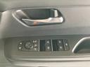 【運転席ドア内側スイッチ】ドアミラーの格納と調整、各窓の開閉スイッチが配置されています!