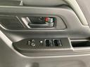 【運転席ドア内側スイッチ】ドアミラーの格納と調整、各窓の開閉スイッチが配置されています!