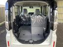 【トランク】後席背もたれ左(右)を倒すと3名乗車で長い荷物などを積み込めます!