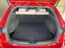 【トランク】後席背もたれ左(右)を倒すと3名乗車で長い荷物などを積み込めます!