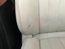 【ダメージ】運転席背もたれ右フチにキズがあります