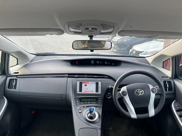 プリウス Ｌ　ＥＴＣ　ＴＶ　アルミホイール　ＣＶＴ　スマートキー　電動格納ミラー　盗難防止システム　ミュージックプレイヤー接続可　衝突安全ボディ　ＡＢＳ　ＥＳＣ　エアコン　パワーステアリング　パワーウィンドウ（2枚目）