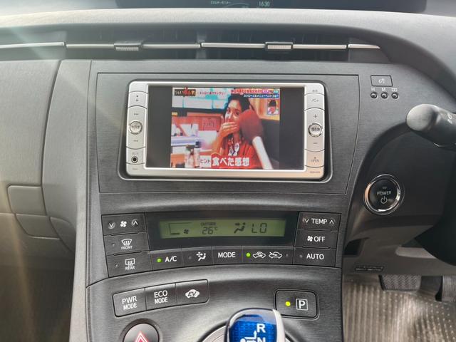 プリウス Ｌ　ＥＴＣ　ＴＶ　アルミホイール　ＣＶＴ　スマートキー　電動格納ミラー　盗難防止システム　ミュージックプレイヤー接続可　衝突安全ボディ　ＡＢＳ　ＥＳＣ　エアコン　パワーステアリング　パワーウィンドウ（4枚目）