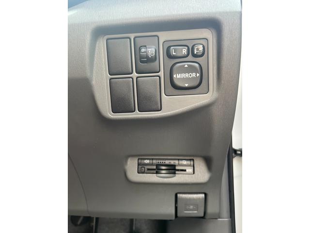 プリウス Ｌ　ＥＴＣ　ＴＶ　アルミホイール　ＣＶＴ　スマートキー　電動格納ミラー　盗難防止システム　ミュージックプレイヤー接続可　衝突安全ボディ　ＡＢＳ　ＥＳＣ　エアコン　パワーステアリング　パワーウィンドウ（5枚目）