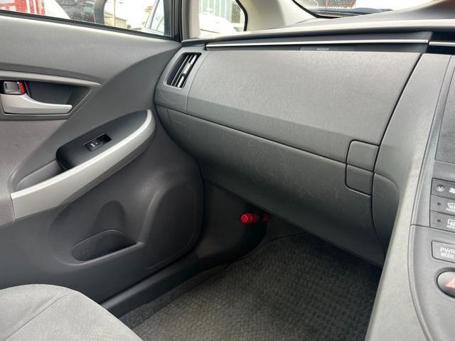 プリウス Ｌ　ＥＴＣ　ＴＶ　アルミホイール　ＣＶＴ　スマートキー　電動格納ミラー　盗難防止システム　ミュージックプレイヤー接続可　衝突安全ボディ　ＡＢＳ　ＥＳＣ　エアコン　パワーステアリング　パワーウィンドウ（7枚目）
