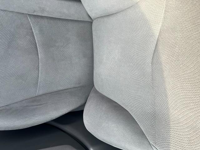 プリウス Ｌ　ＥＴＣ　ＴＶ　アルミホイール　ＣＶＴ　スマートキー　電動格納ミラー　盗難防止システム　ミュージックプレイヤー接続可　衝突安全ボディ　ＡＢＳ　ＥＳＣ　エアコン　パワーステアリング　パワーウィンドウ（9枚目）