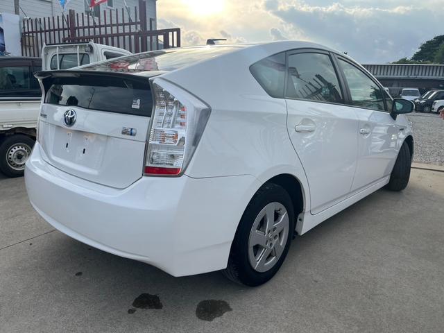 プリウス Ｌ　ＥＴＣ　ＴＶ　アルミホイール　ＣＶＴ　スマートキー　電動格納ミラー　盗難防止システム　ミュージックプレイヤー接続可　衝突安全ボディ　ＡＢＳ　ＥＳＣ　エアコン　パワーステアリング　パワーウィンドウ（12枚目）