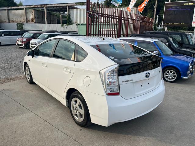 プリウス Ｌ　ＥＴＣ　ＴＶ　アルミホイール　ＣＶＴ　スマートキー　電動格納ミラー　盗難防止システム　ミュージックプレイヤー接続可　衝突安全ボディ　ＡＢＳ　ＥＳＣ　エアコン　パワーステアリング　パワーウィンドウ（13枚目）