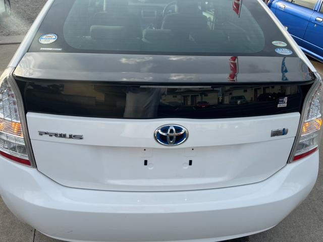 プリウス Ｌ　ＥＴＣ　ＴＶ　アルミホイール　ＣＶＴ　スマートキー　電動格納ミラー　盗難防止システム　ミュージックプレイヤー接続可　衝突安全ボディ　ＡＢＳ　ＥＳＣ　エアコン　パワーステアリング　パワーウィンドウ（14枚目）