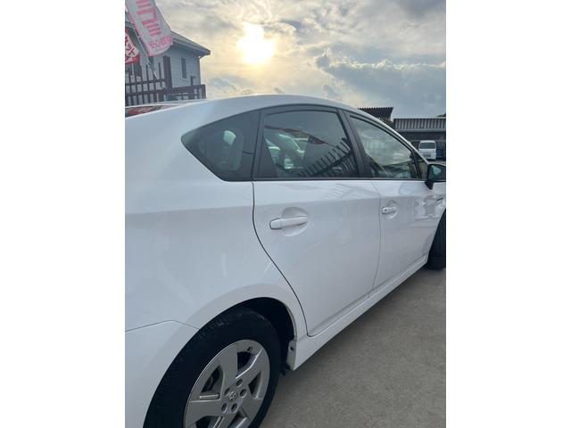 プリウス Ｌ　ＥＴＣ　ＴＶ　アルミホイール　ＣＶＴ　スマートキー　電動格納ミラー　盗難防止システム　ミュージックプレイヤー接続可　衝突安全ボディ　ＡＢＳ　ＥＳＣ　エアコン　パワーステアリング　パワーウィンドウ（17枚目）