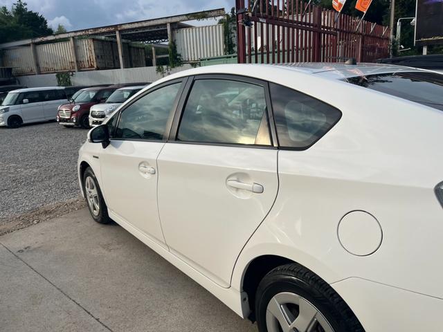 プリウス Ｌ　ＥＴＣ　ＴＶ　アルミホイール　ＣＶＴ　スマートキー　電動格納ミラー　盗難防止システム　ミュージックプレイヤー接続可　衝突安全ボディ　ＡＢＳ　ＥＳＣ　エアコン　パワーステアリング　パワーウィンドウ（18枚目）