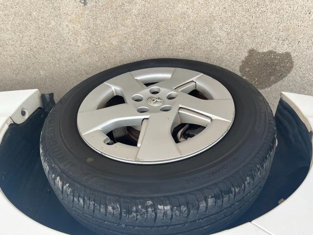 プリウス Ｌ　ＥＴＣ　ＴＶ　アルミホイール　ＣＶＴ　スマートキー　電動格納ミラー　盗難防止システム　ミュージックプレイヤー接続可　衝突安全ボディ　ＡＢＳ　ＥＳＣ　エアコン　パワーステアリング　パワーウィンドウ（20枚目）