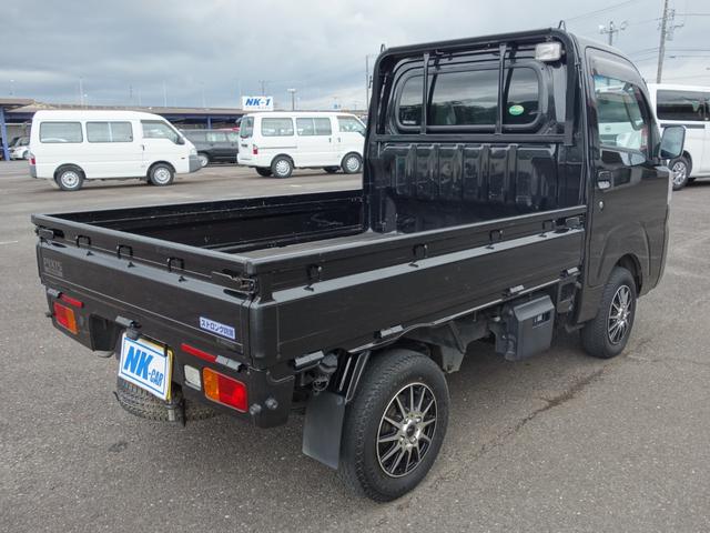 ピクシストラック エクストラ　パートタイム４ＷＤ　５速ＭＴ　社外メモリーナビ　フルセグ　Ｂｌｕｅｔｏｏｔｈ　ＥＴＣ２．０　キーレス　パワーウィンドウ　社外アルミ　純正ＬＥＤヘッドライト　フォグランプ　作業灯　荷台マット（8枚目）