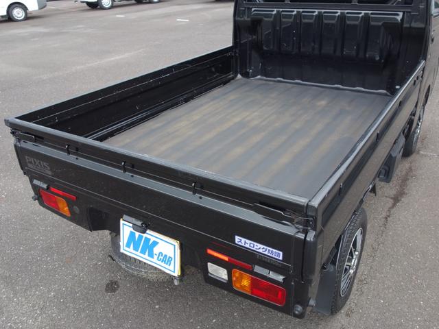 ピクシストラック エクストラ　パートタイム４ＷＤ　５速ＭＴ　社外メモリーナビ　フルセグ　Ｂｌｕｅｔｏｏｔｈ　ＥＴＣ２．０　キーレス　パワーウィンドウ　社外アルミ　純正ＬＥＤヘッドライト　フォグランプ　作業灯　荷台マット（18枚目）