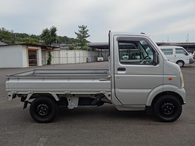 キャリイトラック KCエアコン・パワステ 5速MT バンパーカット加工 鳥居ブラックペイント リアゲートSUZUKIデカール AMFMラジオ ドアバイザー 荷台マット アオリガード(4枚目)