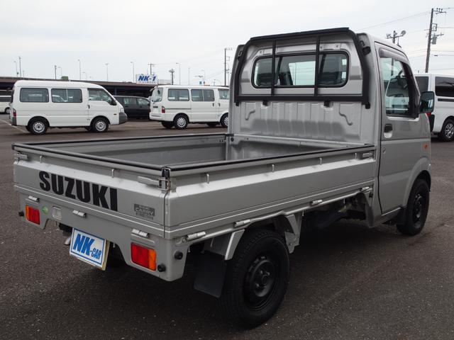 キャリイトラック KCエアコン・パワステ 5速MT バンパーカット加工 鳥居ブラックペイント リアゲートSUZUKIデカール AMFMラジオ ドアバイザー 荷台マット アオリガード(8枚目)