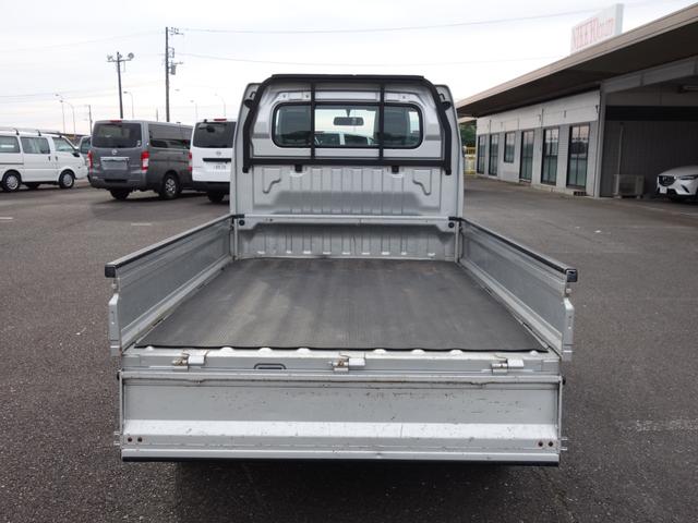 キャリイトラック KCエアコン・パワステ 5速MT バンパーカット加工 鳥居ブラックペイント リアゲートSUZUKIデカール AMFMラジオ ドアバイザー 荷台マット アオリガード(24枚目)