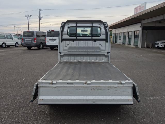 キャリイトラック KCエアコン・パワステ 5速MT バンパーカット加工 鳥居ブラックペイント リアゲートSUZUKIデカール AMFMラジオ ドアバイザー 荷台マット アオリガード(25枚目)