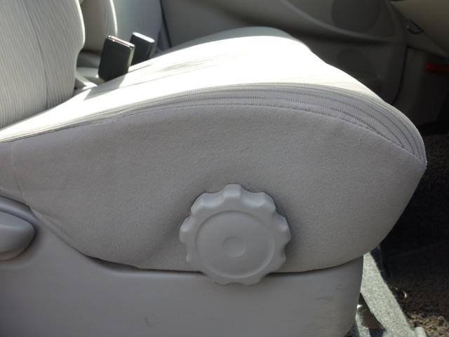 運転席シートリフター付きです。