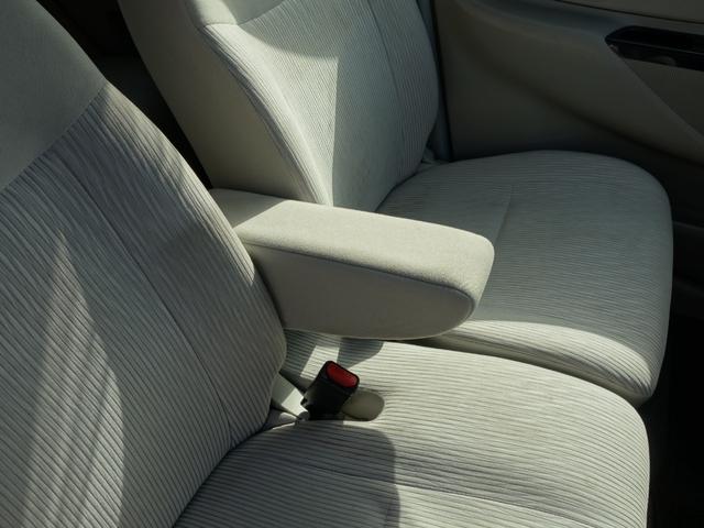 前席アームレスト付きです。