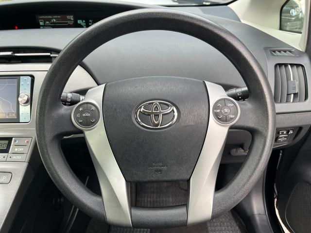 プリウス Ｓツーリングセレクション　後期　ＥＴＣ　バックカメラ　ナビ　ＴＶ　アルミホイール　ヘッドライトウォッシャー　ＣＶＴ　スマートキー　電動格納ミラー　盗難防止システム　衝突安全ボディ　ＡＢＳ　エアコン　パワーステアリング（3枚目）