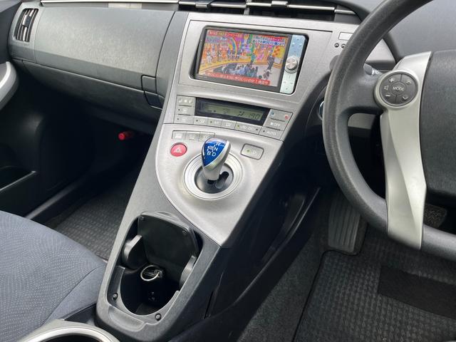 プリウス Ｓツーリングセレクション　後期　ＥＴＣ　バックカメラ　ナビ　ＴＶ　アルミホイール　ヘッドライトウォッシャー　ＣＶＴ　スマートキー　電動格納ミラー　盗難防止システム　衝突安全ボディ　ＡＢＳ　エアコン　パワーステアリング（6枚目）