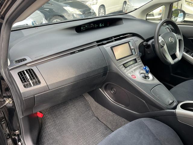 プリウス Ｓツーリングセレクション　後期　ＥＴＣ　バックカメラ　ナビ　ＴＶ　アルミホイール　ヘッドライトウォッシャー　ＣＶＴ　スマートキー　電動格納ミラー　盗難防止システム　衝突安全ボディ　ＡＢＳ　エアコン　パワーステアリング（7枚目）