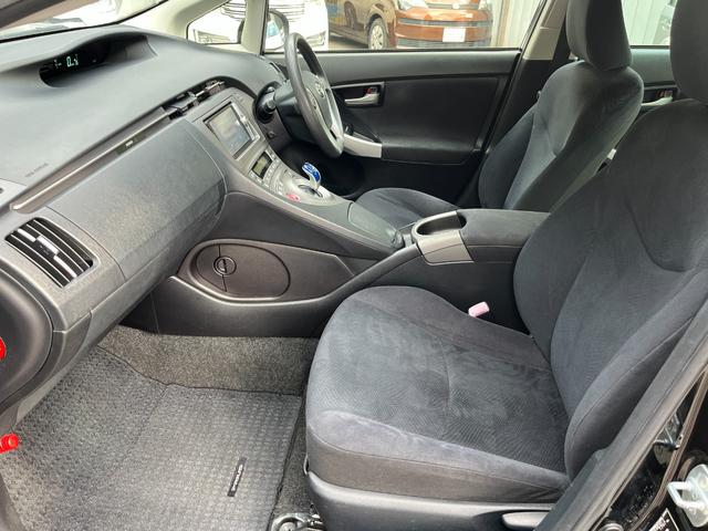 プリウス Ｓツーリングセレクション　後期　ＥＴＣ　バックカメラ　ナビ　ＴＶ　アルミホイール　ヘッドライトウォッシャー　ＣＶＴ　スマートキー　電動格納ミラー　盗難防止システム　衝突安全ボディ　ＡＢＳ　エアコン　パワーステアリング（10枚目）