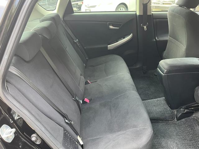 プリウス Ｓツーリングセレクション　後期　ＥＴＣ　バックカメラ　ナビ　ＴＶ　アルミホイール　ヘッドライトウォッシャー　ＣＶＴ　スマートキー　電動格納ミラー　盗難防止システム　衝突安全ボディ　ＡＢＳ　エアコン　パワーステアリング（11枚目）