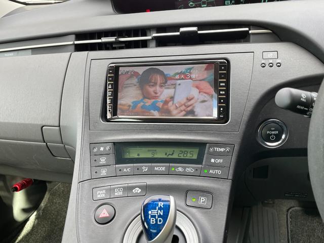 プリウス Ｓ　ＥＴＣ　バックカメラ　ナビ　ＴＶ　アルミホイール　ＣＶＴ　スマートキー　アイドリングストップ　電動格納ミラー　盗難防止システム　ＣＤ　ＤＶＤ再生　ミュージックプレイヤー接続可　衝突安全ボディ　ＡＢＳ（6枚目）
