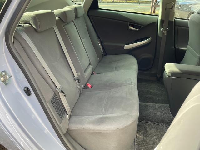 プリウス Ｓ　ＥＴＣ　バックカメラ　ナビ　ＴＶ　アルミホイール　ＣＶＴ　スマートキー　アイドリングストップ　電動格納ミラー　盗難防止システム　ＣＤ　ＤＶＤ再生　ミュージックプレイヤー接続可　衝突安全ボディ　ＡＢＳ（12枚目）