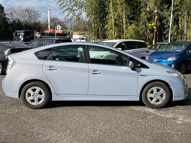 プリウス Ｓ　ＥＴＣ　バックカメラ　ナビ　ＴＶ　アルミホイール　ＣＶＴ　スマートキー　アイドリングストップ　電動格納ミラー　盗難防止システム　ＣＤ　ＤＶＤ再生　ミュージックプレイヤー接続可　衝突安全ボディ　ＡＢＳ（15枚目）