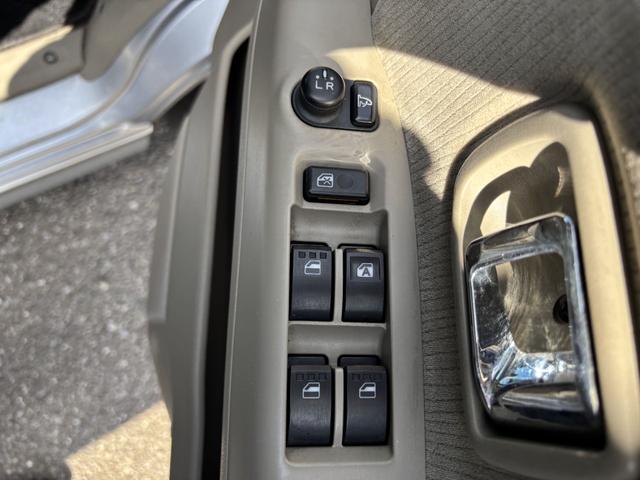 アトレーワゴン カスタムターボＲＳリミテッド　両側スライド・片側電動　ＨＩＤ　キーレスエントリー　電動格納ミラー　ベンチシート　ターボ　ＡＴ　盗難防止システム　ＡＢＳ　ＣＤ　アルミホイール　衝突安全ボディ　エアコン　パワーステアリング（11枚目）