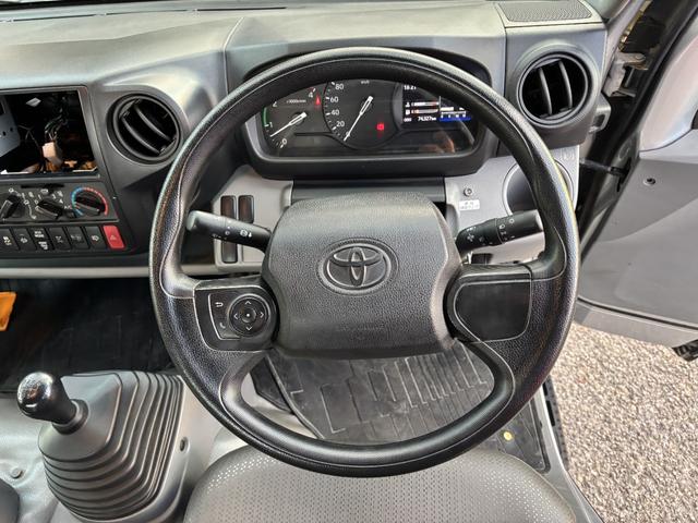 トヨエース 　トラック　ＭＴ　衝突被害軽減システム　クリアランスソナー　レーンアシスト　アイドリングストップ　ＥＳＣ　エアコン　パワーウィンドウ　運転席エアバッグ（2枚目）