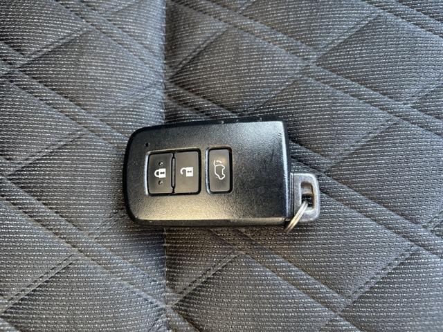 付いてて便利！とても人気の高い装備のスマートキーシステム。キーを携帯しているだけで、ドアロックの開閉並びにエンジンの始動が可能な装備です。プッシュスタートですのでエンジンの始動もボタンを押すだけです