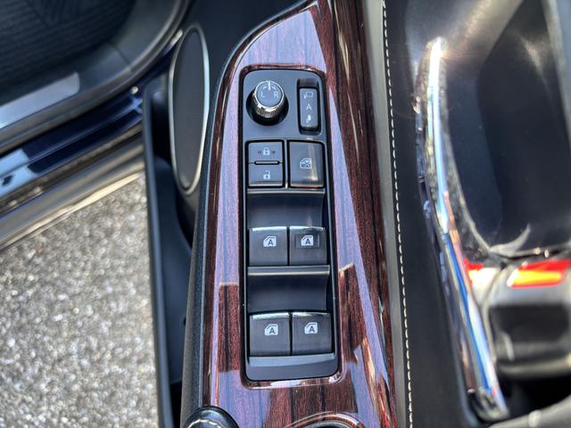 パワーウィンドウのスイッチですよ。運転席に居ながら窓を開け閉めのコントロールできますよ。