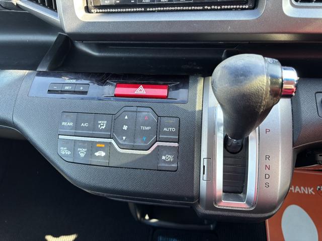 ステップワゴンスパーダ Ｚ　ＥＴＣ　バックカメラ　ナビ　ＴＶ　両側電動スライドドア　ＨＩＤ　スマートキー　電動格納ミラー　３列シート　ＣＶＴ　アルミホイール　ＣＤ　ＵＳＢ　Ｂｌｕｅｔｏｏｔｈ　記録簿　盗難防止システム（12枚目）