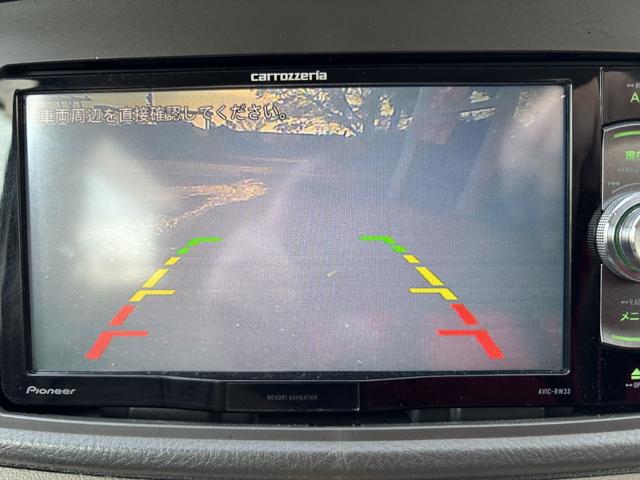 バックカメラも付いています。駐車の時に便利なのはもちろんの事、後方死角にいる子供たちに気が付くことができるので安心安全ですね