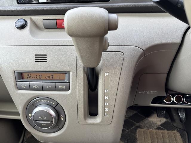 必ず使用するシフトレバー。確りと確認したいですね。