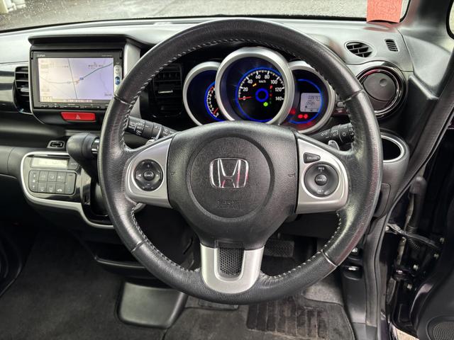 Ｎ－ＢＯＸカスタム Ｇ・ターボＬパッケージ　ＥＴＣ　バックカメラ　両側電動スライドドア　ナビ　ＴＶ　オートクルーズコントロール　衝突被害軽減システム　オートライト　ＨＩＤ　スマートキー　アイドリングストップ　電動格納ミラー　ベンチシート　ＣＶＴ（3枚目）