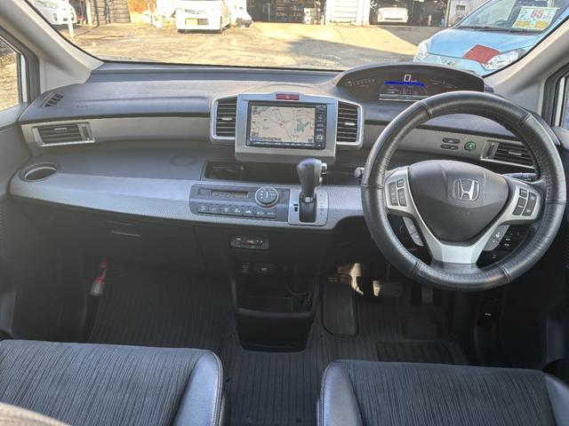 フリードハイブリッド ジャストセレクション　ＥＴＣ　バックカメラ　ナビ　ＴＶ　オートクルーズコントロール　両側電動スライドドア　オートライト　ＨＩＤ　スマートキー　アイドリングストップ　電動格納ミラー　３列シート　ウォークスルー　ＣＶＴ（2枚目）