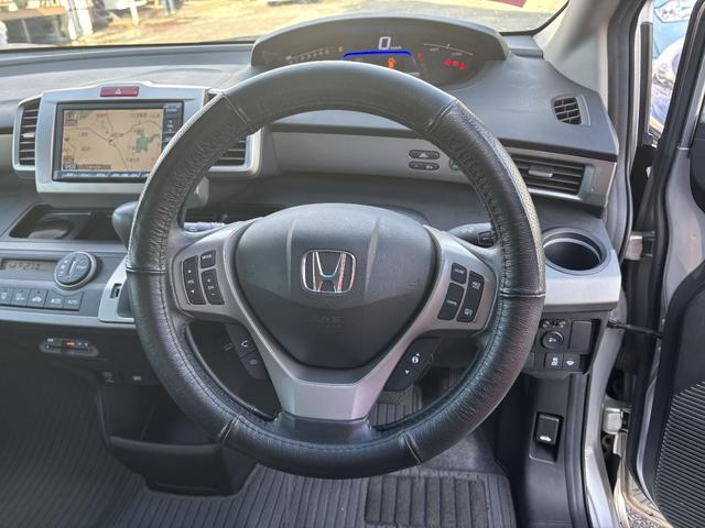 フリードハイブリッド ジャストセレクション　ＥＴＣ　バックカメラ　ナビ　ＴＶ　オートクルーズコントロール　両側電動スライドドア　オートライト　ＨＩＤ　スマートキー　アイドリングストップ　電動格納ミラー　３列シート　ウォークスルー　ＣＶＴ（3枚目）