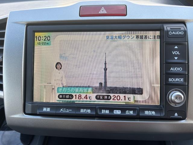 フリードハイブリッド ジャストセレクション　ＥＴＣ　バックカメラ　ナビ　ＴＶ　オートクルーズコントロール　両側電動スライドドア　オートライト　ＨＩＤ　スマートキー　アイドリングストップ　電動格納ミラー　３列シート　ウォークスルー　ＣＶＴ（6枚目）