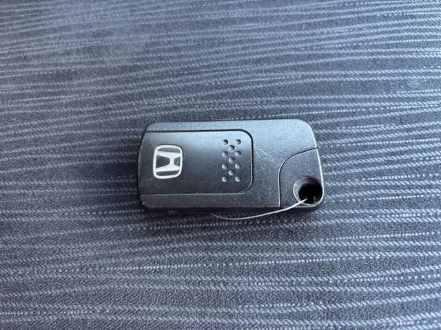 フリードハイブリッド ジャストセレクション　ＥＴＣ　バックカメラ　ナビ　ＴＶ　オートクルーズコントロール　両側電動スライドドア　オートライト　ＨＩＤ　スマートキー　アイドリングストップ　電動格納ミラー　３列シート　ウォークスルー　ＣＶＴ（14枚目）