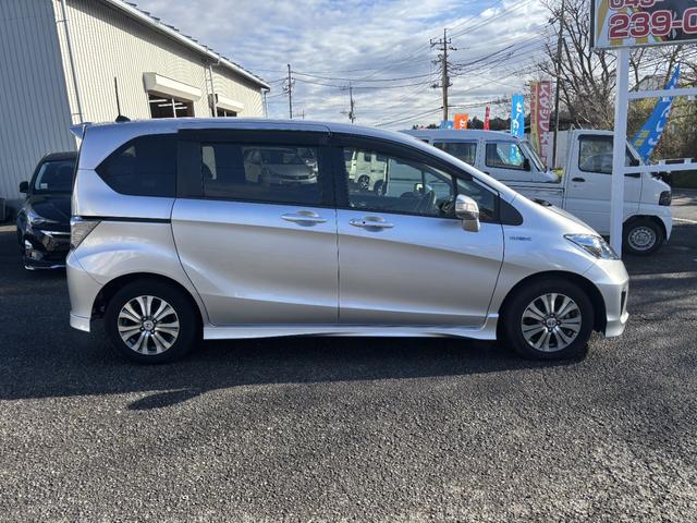 フリードハイブリッド ジャストセレクション　ＥＴＣ　バックカメラ　ナビ　ＴＶ　オートクルーズコントロール　両側電動スライドドア　オートライト　ＨＩＤ　スマートキー　アイドリングストップ　電動格納ミラー　３列シート　ウォークスルー　ＣＶＴ（20枚目）