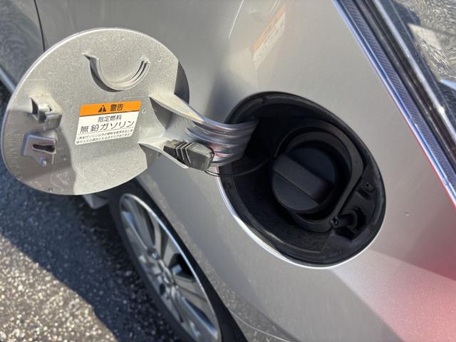 フリードハイブリッド ジャストセレクション　ＥＴＣ　バックカメラ　ナビ　ＴＶ　オートクルーズコントロール　両側電動スライドドア　オートライト　ＨＩＤ　スマートキー　アイドリングストップ　電動格納ミラー　３列シート　ウォークスルー　ＣＶＴ（43枚目）