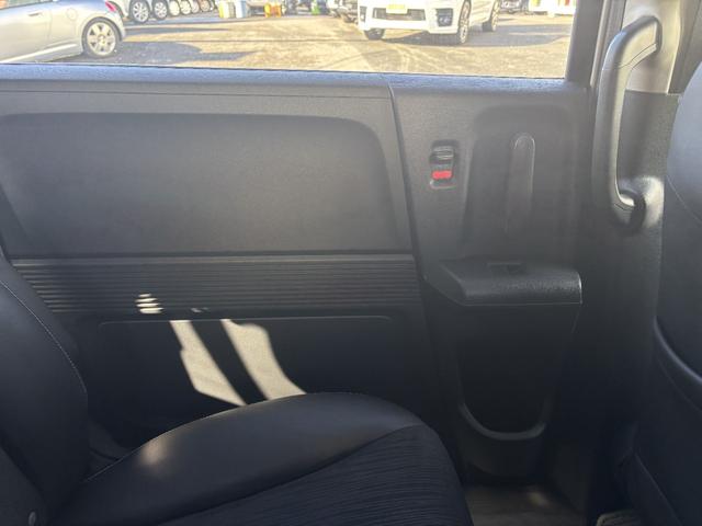 フリードハイブリッド ジャストセレクション　ＥＴＣ　バックカメラ　ナビ　ＴＶ　オートクルーズコントロール　両側電動スライドドア　オートライト　ＨＩＤ　スマートキー　アイドリングストップ　電動格納ミラー　３列シート　ウォークスルー　ＣＶＴ（44枚目）