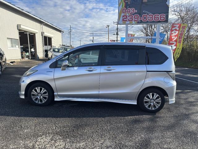 フリードハイブリッド ジャストセレクション　ＥＴＣ　バックカメラ　ナビ　ＴＶ　オートクルーズコントロール　両側電動スライドドア　オートライト　ＨＩＤ　スマートキー　アイドリングストップ　電動格納ミラー　３列シート　ウォークスルー　ＣＶＴ（60枚目）